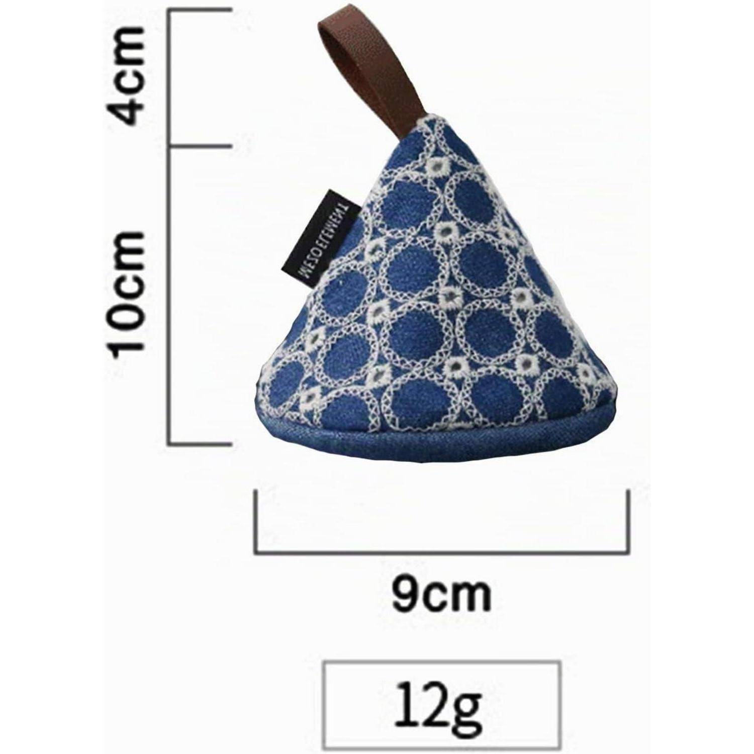 Blaue dreieckige Stofftasche mit brauner Schlaufe, gezeigt mit den Abmessungen 10 cm Höhe, 9 cm Breite, 4 cm oberer Abschnitt und Gewicht 12 g.