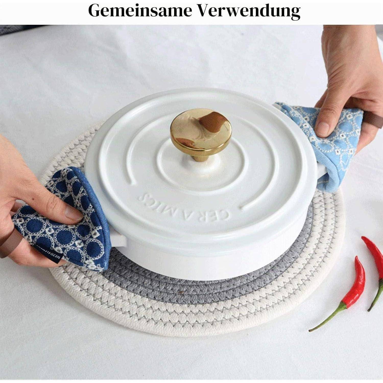 Hände mit blauen Tüchern, die einen weißen Topf mit Deckel von einem runden geflochtenen Untersetzer heben; Text lautet „Gemeinsame Verwendung