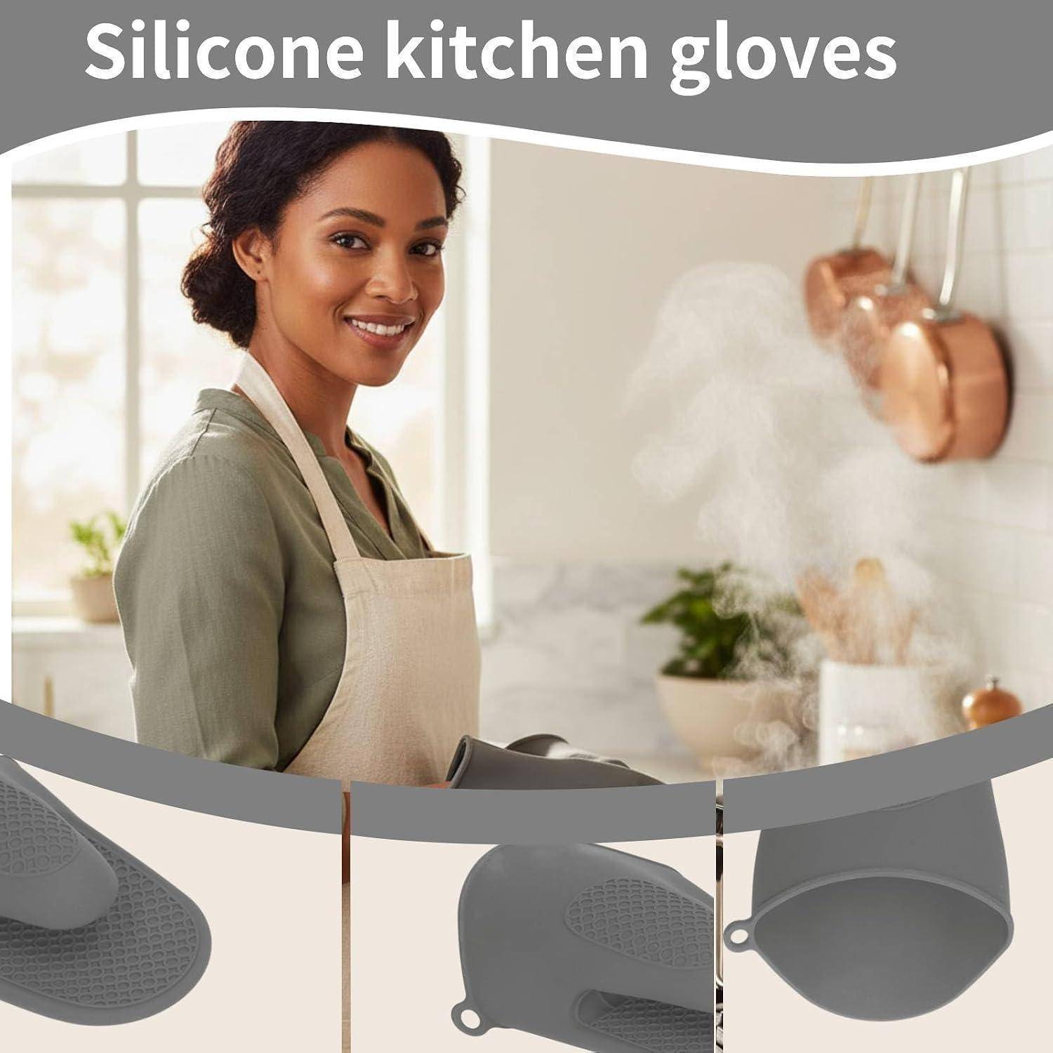 Werbebild einer lächelnden Frau in einer Schürze, die graue Silikon-Küchenhandschuhe trägt, mit Nahaufnahmen, die die strukturierte Griffigkeit und die hitzebeständige Form der Handschuhe zeigen.