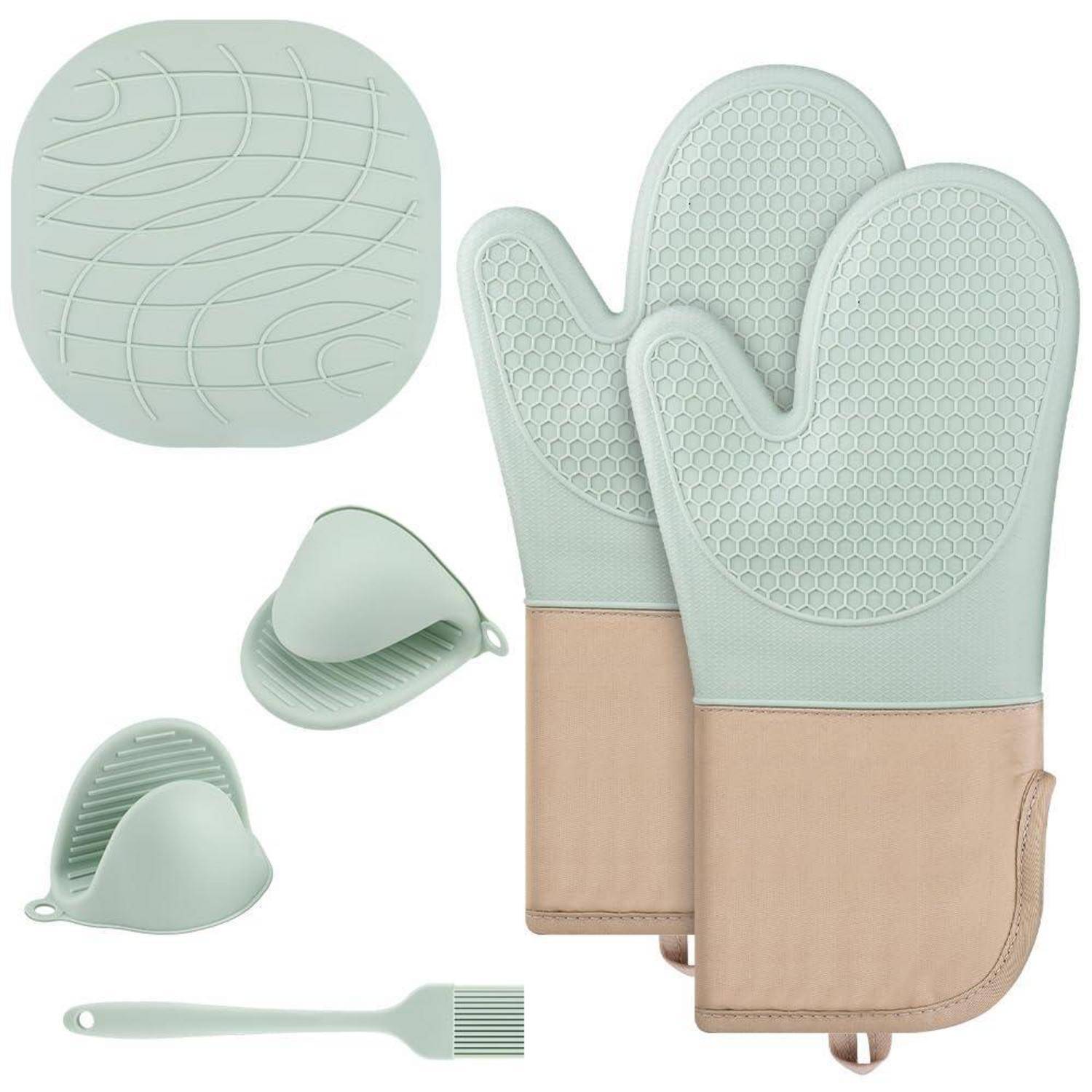 Mint-grüne Silikon-Ofenhandschuhe, ein Scheuerschwamm und ein Gebäckpinsel mit beigen Manschetten, dargestellt als passendes ofen-sicheres Set.