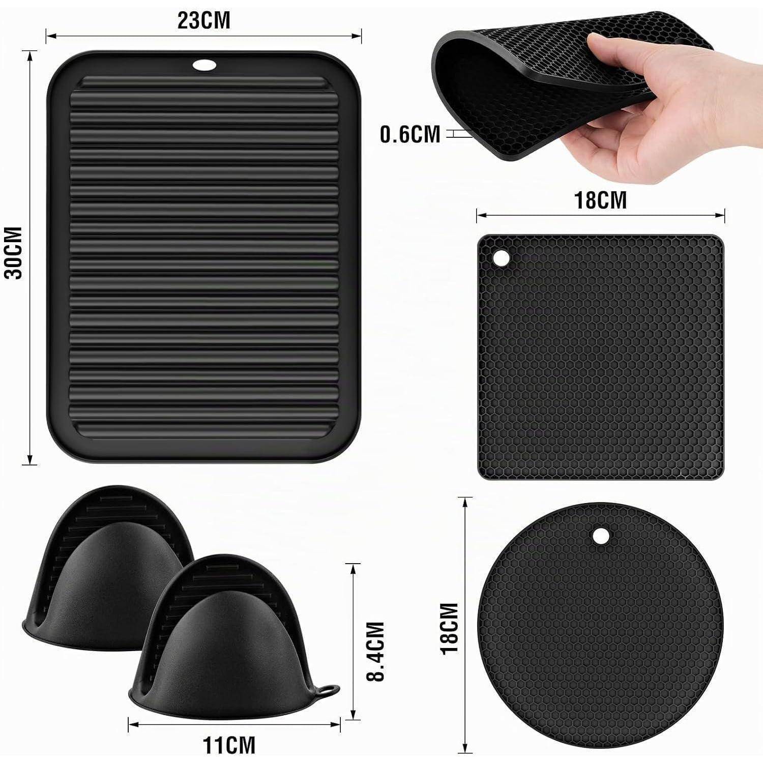 Schwarze rutschfeste Matte in drei Formen mit Abmessungen: rechteckiges Tablett 23 x 30 cm, quadratische Matte 18 cm und runde Matte 18 cm, plus Hand, die das Material biegt.