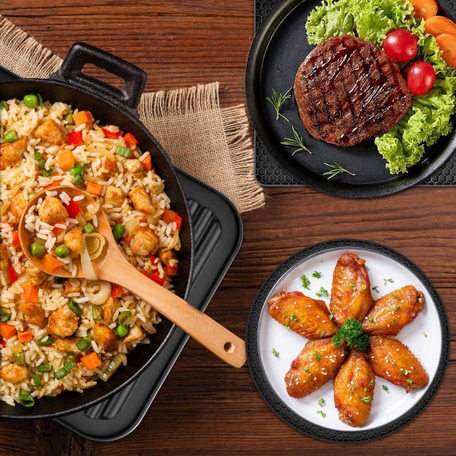 Ansicht von oben auf drei Gerichte auf einem Holztisch: Pfannengericht mit Reis, Gemüse und Hähnchen, gegrilltes Steak mit Salat und glasierte Hähnchenkeulen auf einem Teller arrangiert.