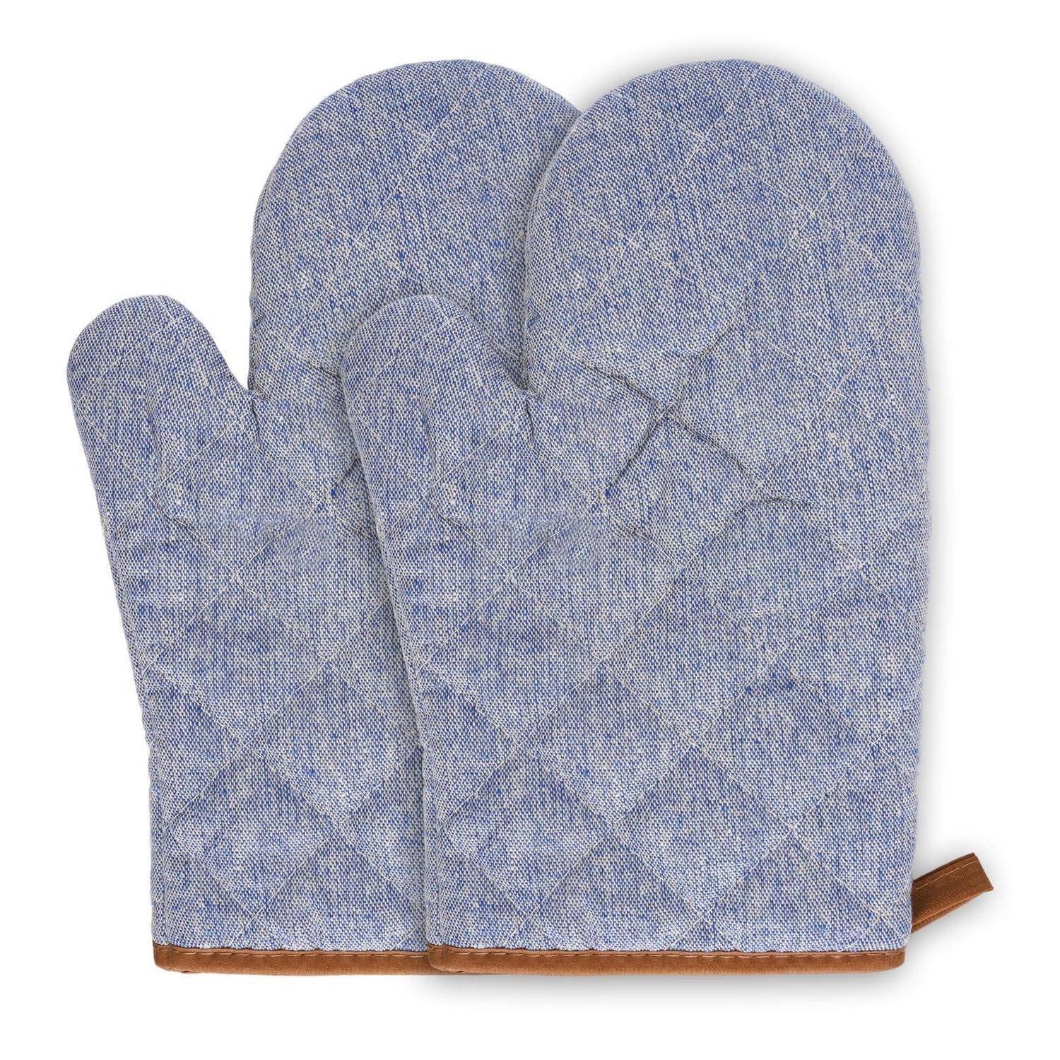 Ein Paar blauer gesteppter Ofenhandschuhe mit braunem Rand, nebeneinander auf weißem Hintergrund gezeigt.