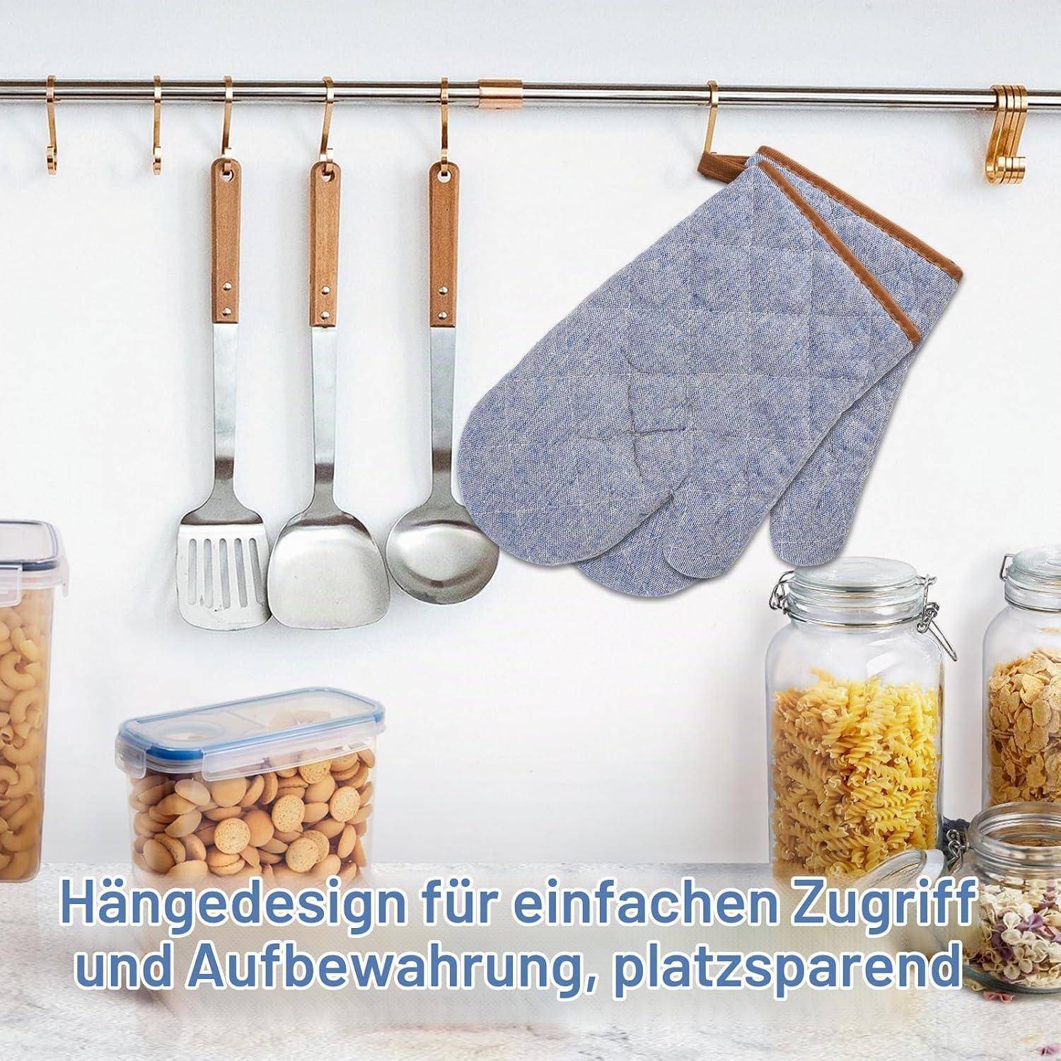 An der Wand montiertes Küchenregal mit hängenden Utensilien und Ofenhandschuhen über Gläsern und Lebensmittelbehältern; Bildunterschrift auf Deutsch lautet „Hängedesign für einfachen Zugriff und Aufbewahrung, platzsparend