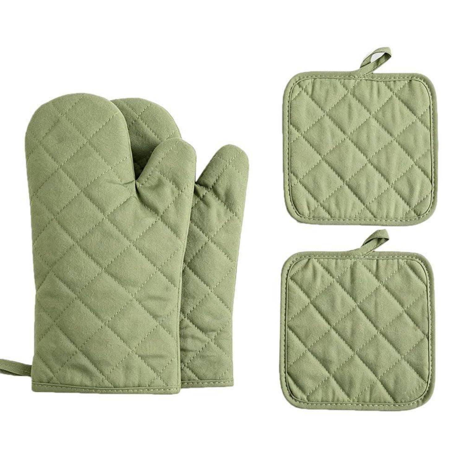 Gestepptes grünes Ofenhandschuh-Set: ein Paar Handschuhe auf der linken Seite und zwei quadratische Topflappen mit Aufhängeschleifen auf der rechten Seite.