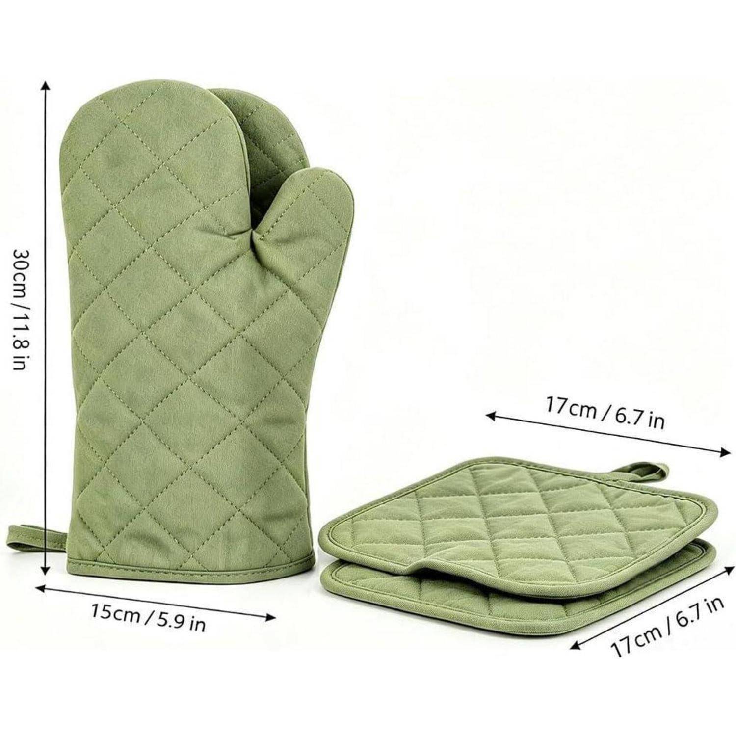 Grüner gesteppter Ofenhandschuh und passende quadratische Topfuntersetzer mit Größenetiketten: Handschuh 30 cm hoch und 15 cm breit; Untersetzer 17 cm quadratisch.