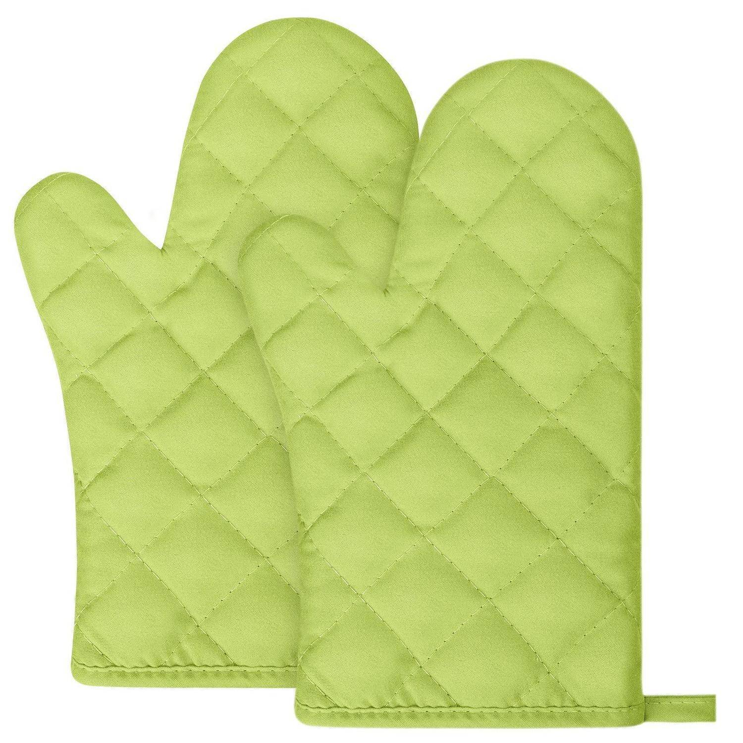 Paar gesteppte grün-limettenfarbene Ofenhandschuhe mit Aufhängeschleifen, gezeigt auf einem einfachen weißen Hintergrund.