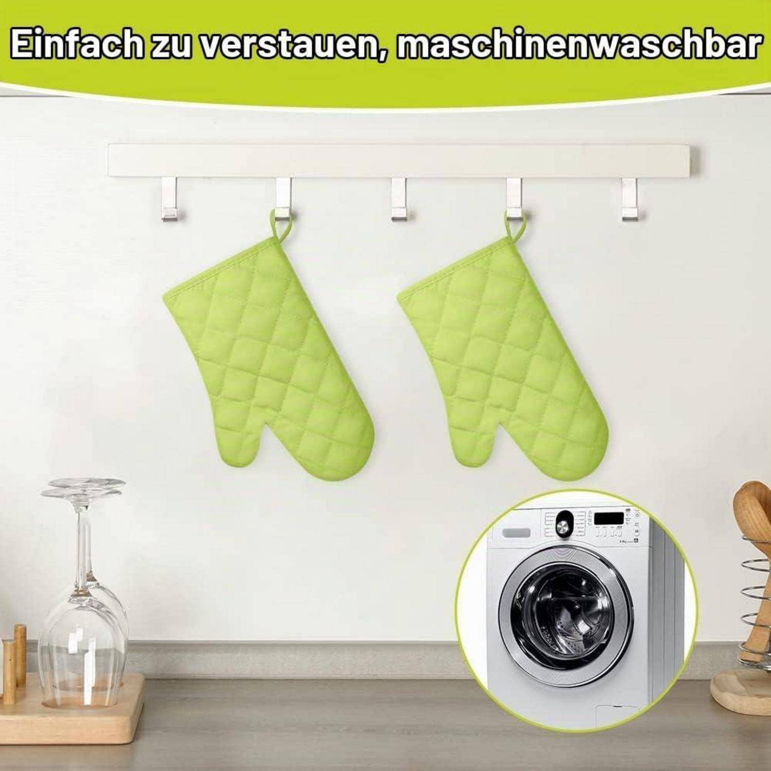 Zwei grüne gesteppte Ofenhandschuhe hängen an einem weißen Wandregal; die Vergrößerung zeigt sie in der Maschine gewaschen. Der Text besagt „Einfach lagern, maschinenwaschbar