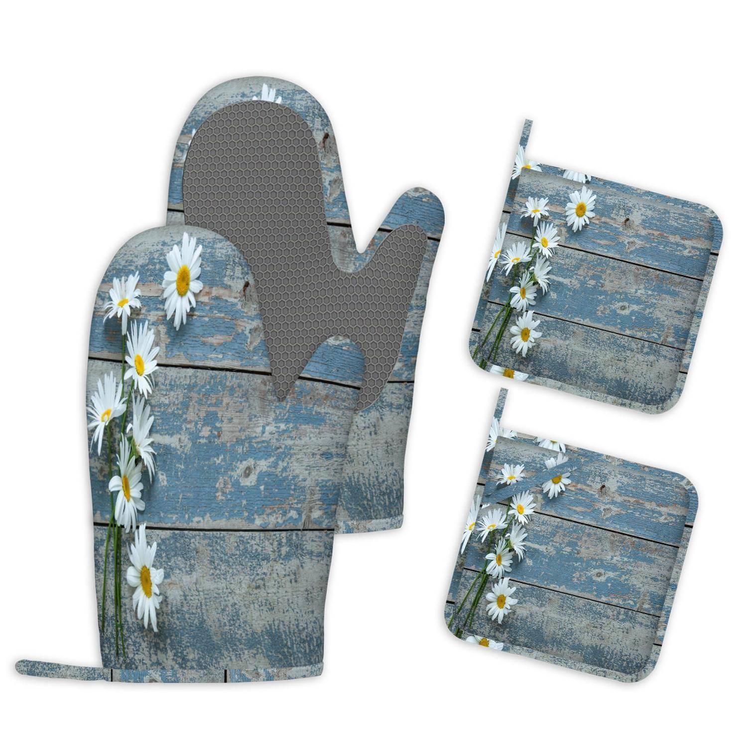 Blaues Küchentextil-Set mit Blumenmuster, bestehend aus Ofenhandschuh, Topflappen und passendem Untersetzer mit weißen Gänseblümchen auf verwittertem Holzhintergrund.