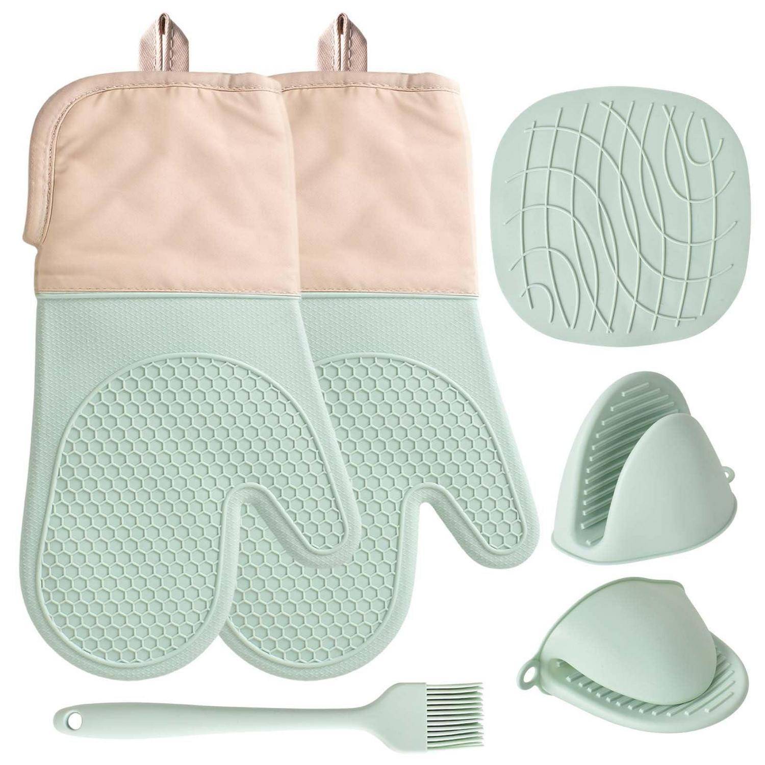 Satz aus mintgrünem Silikon-Ofenhandschuh, Topflappen, Schaber und Bürste mit beigem Handschuhoberteil auf weißem Hintergrund.