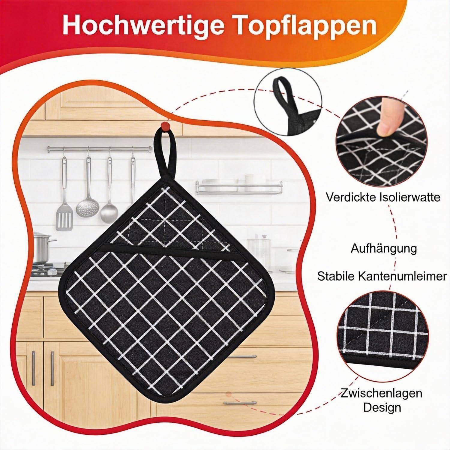 Werbebild eines schwarzen gesteppten Topflappens, der in einer Küche hängt, mit deutschen Beschriftungen, die verstärkte Isolierung, Aufhängeschlaufe, stabiler Kantensaum und geschichtetes Design hervorheben.