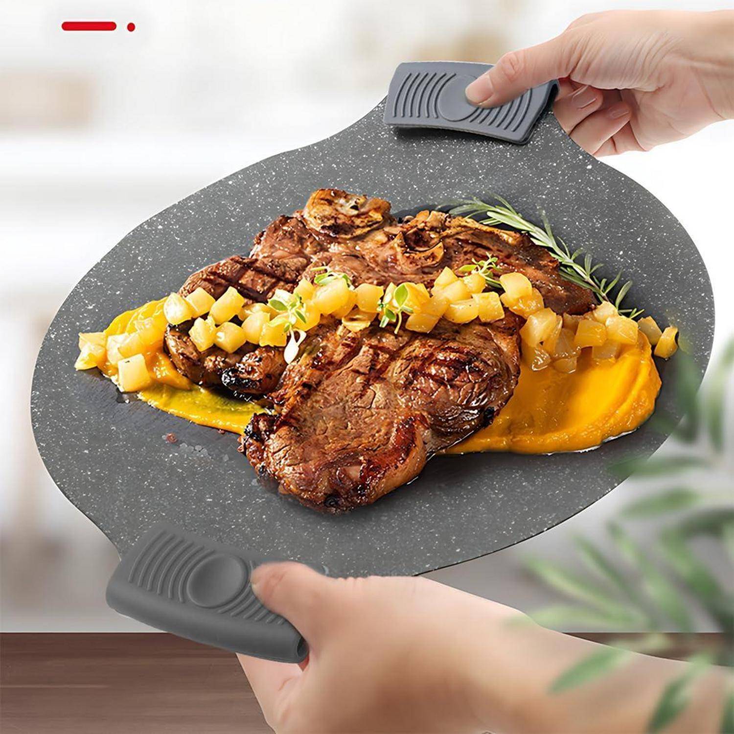 Hände, die ein graues Serviertablett mit gegrilltem Steak, gehackter Fruchtgarnitur und orangefarbener Soße halten, präsentiert als angerichtete Mahlzeit.