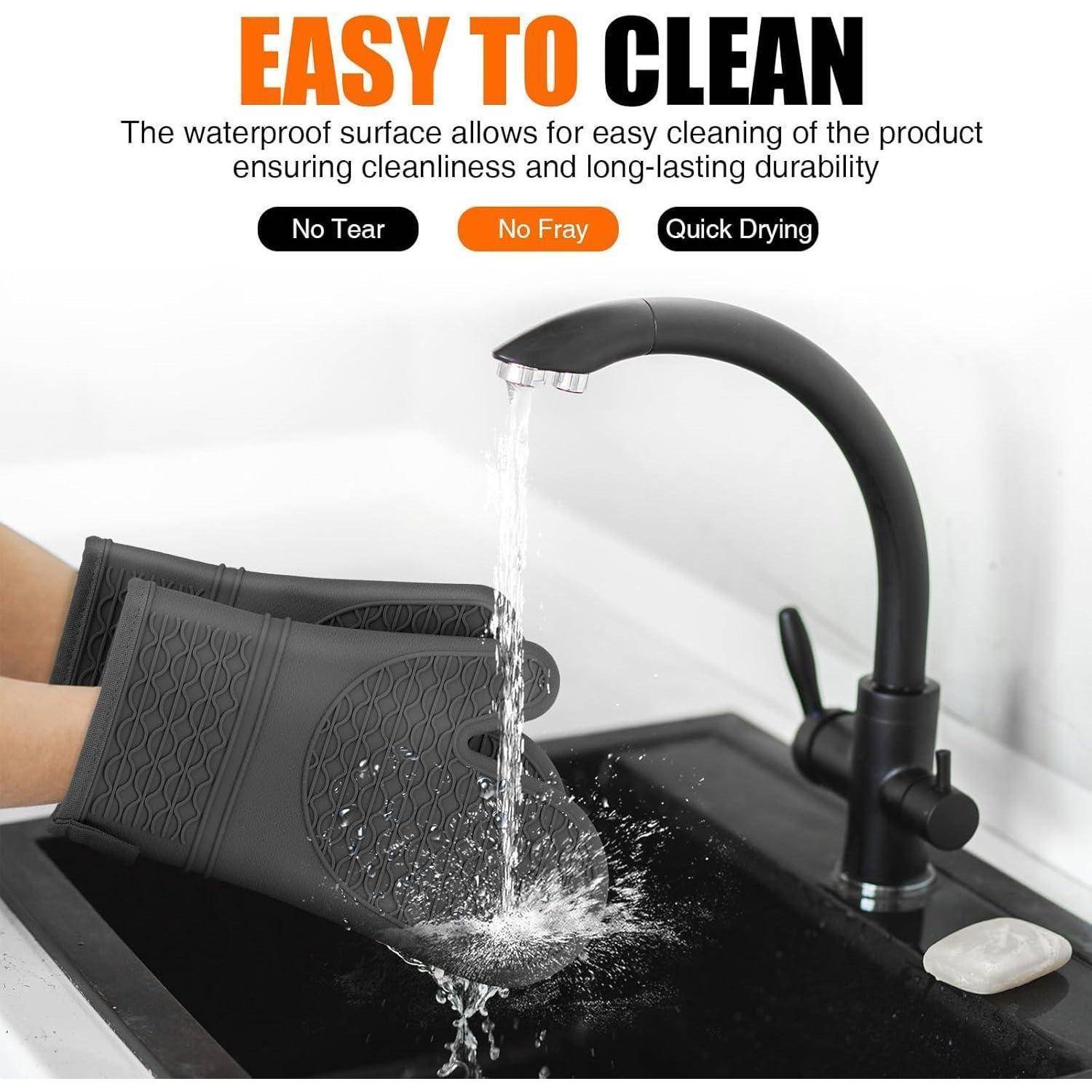 Schwarze wasserdichte Handschuhe werden unter einem Wasserhahn gespült, mit Text, der einfache Reinigung, kein Reißen, keine Fasernbildung und schnelle Trocknung bewirbt.
