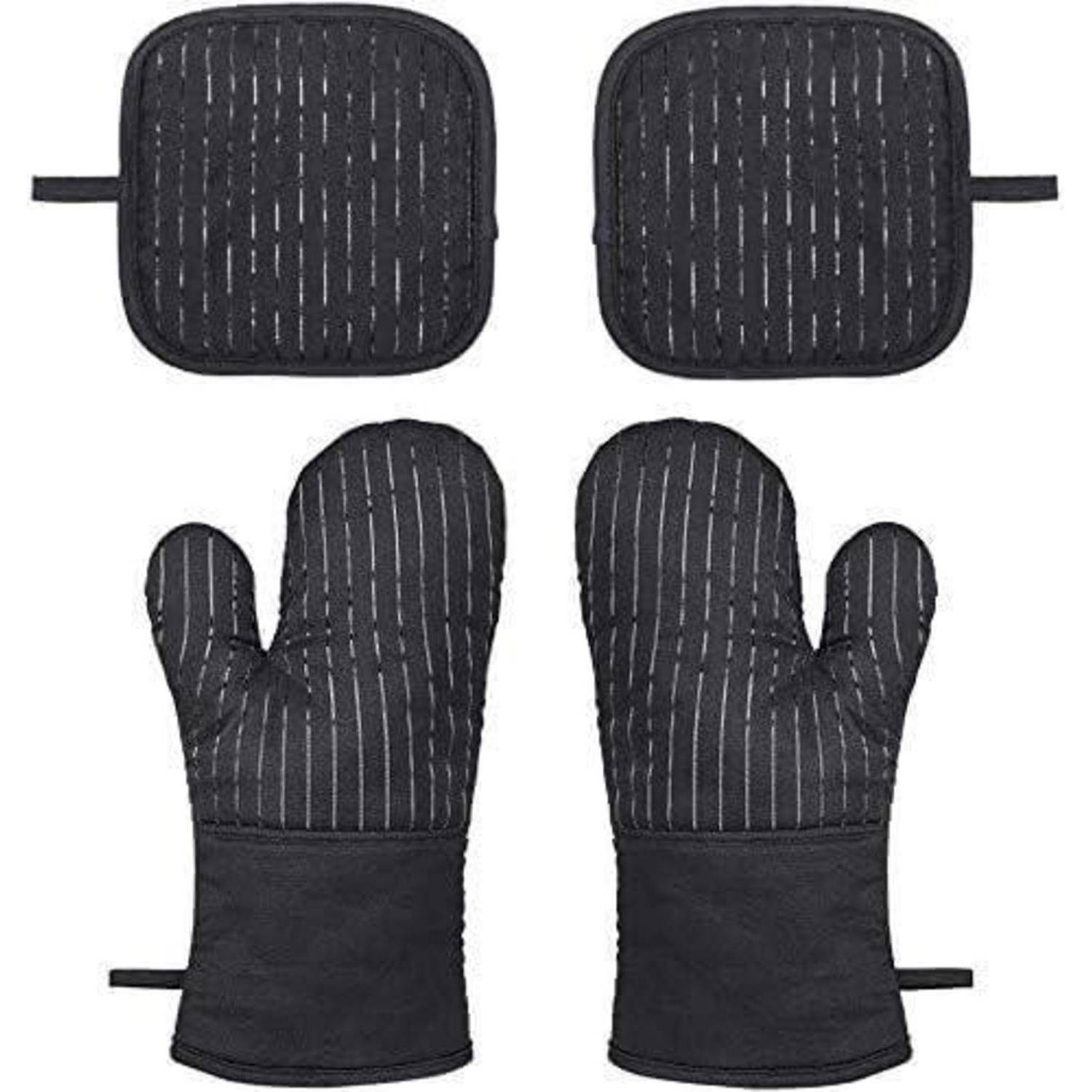 Schwarze Ofenhandschuh-Set mit zwei quadratischen Topflappen und zwei gestreiften Handschuhen zum Wärmeschutz in der Küche.