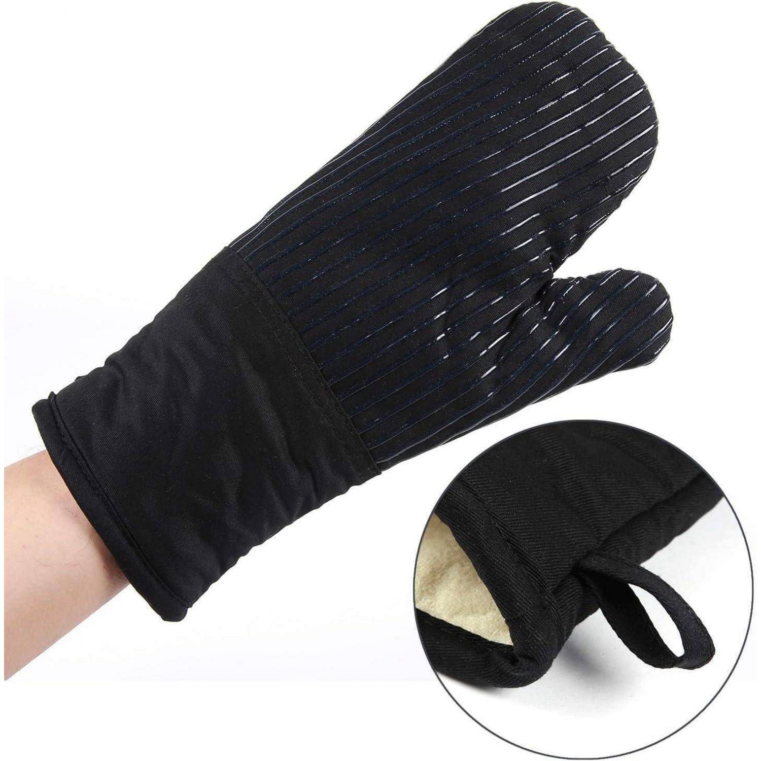Schwarze isolierte Ofenhandschuh an einer Hand, mit einer Nahaufnahme im Inset, die die Aufhängeschleife an der Manschette zeigt.