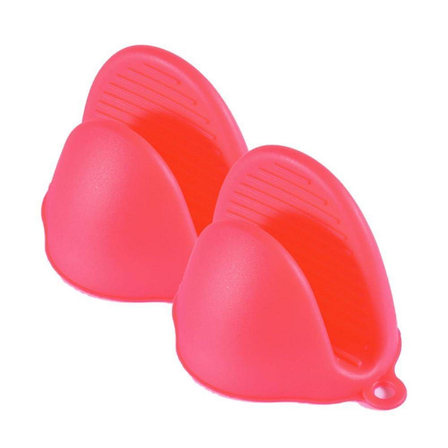 Zwei rosa Silikon-Ofenhandschuhe oder Topflappen mit gerillten Griffflächen und Schlaufenlaschen, gezeigt auf weißem Hintergrund.