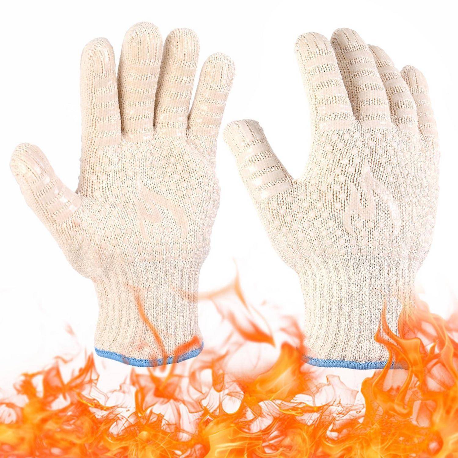 Paar weiße Strickarbeitshandschuhe, die über orangefarbigen Flammen hochgehalten werden, was feuerfeste Handschutzausrüstung andeutet.