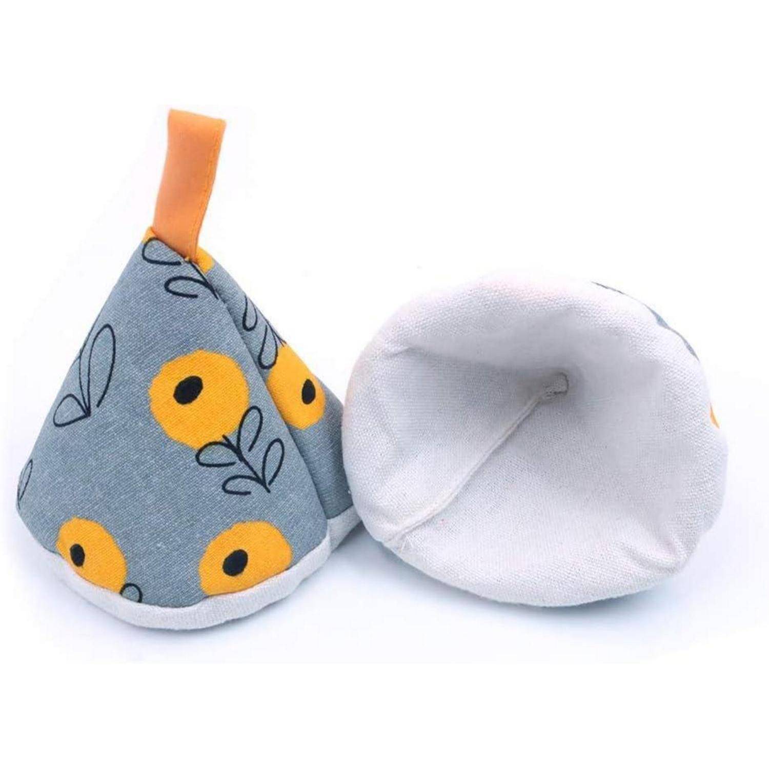 Zwei kleine Stoffkegel-förmige Plüschtiere, eines blau mit gelben Blumenmuster und einer orangefarbenen Aufhängerschleife, eines mit weißer Unterseite vor einem einfachen Hintergrund gezeigt.