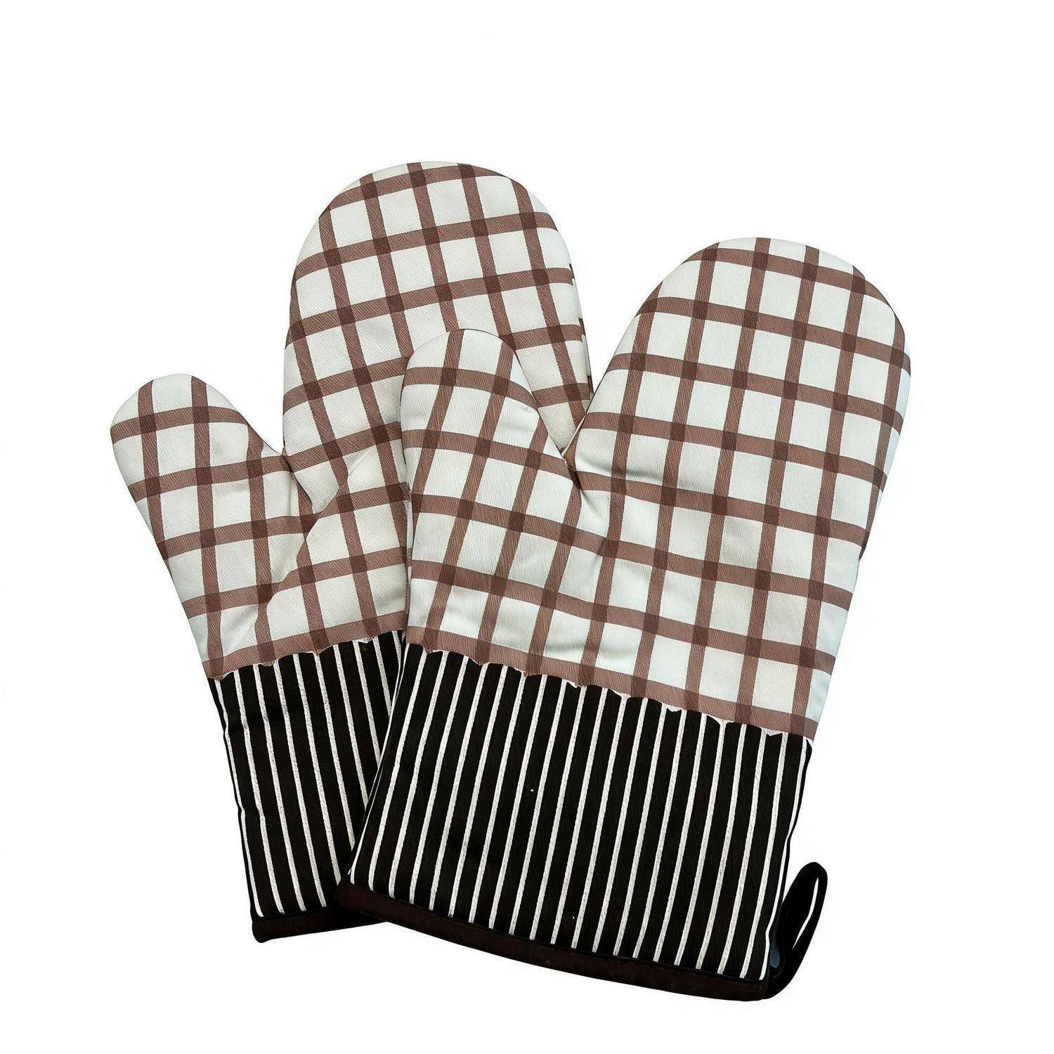 Paar karierter Ofenhandschuhe mit schwarzweißem gestreiftem Bündchen, gezeigt auf weißem Hintergrund.