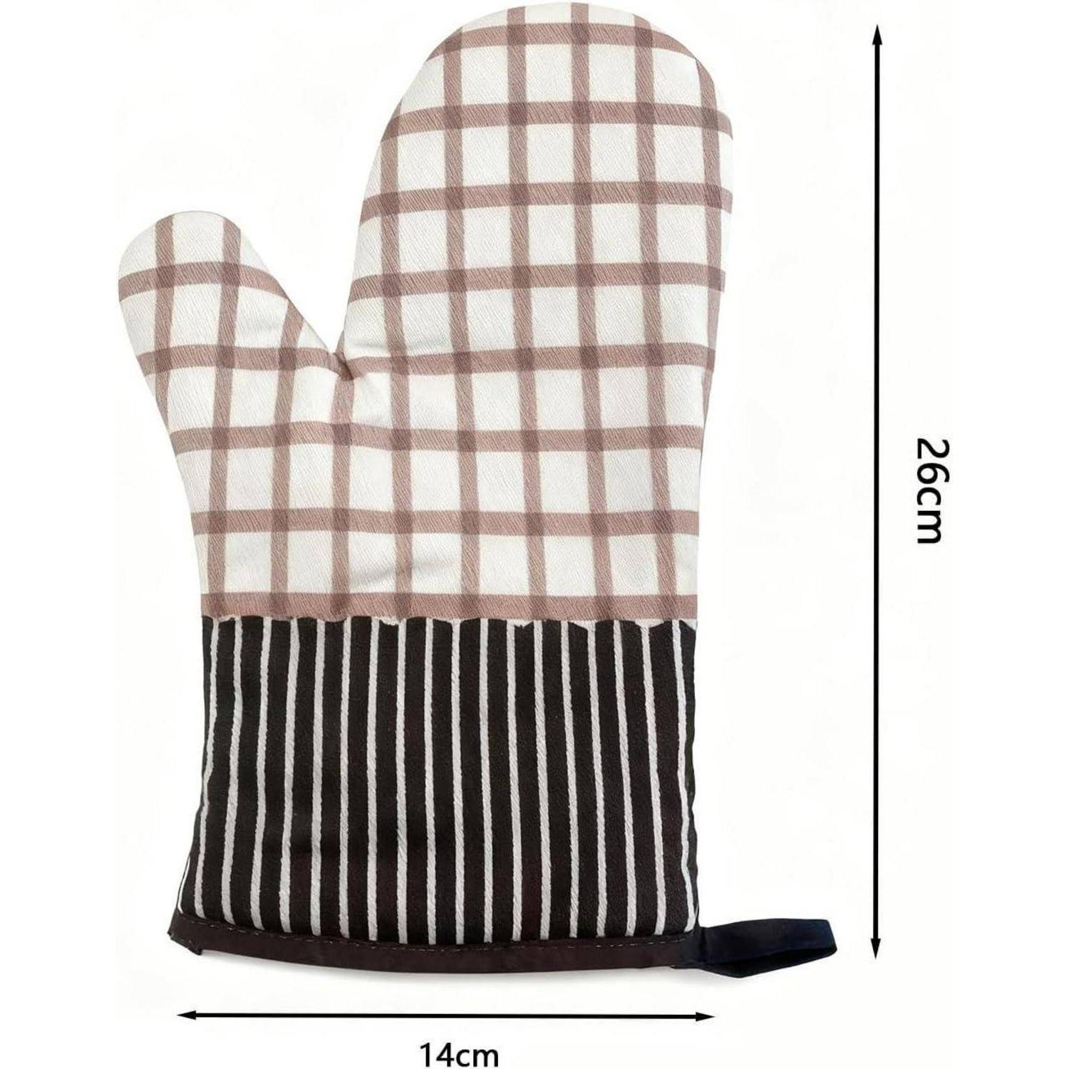 Ein Ofenhandschuh mit einem braun karierten oberen Teil und einem schwarz-weiß gestreiften unteren Abschnitt, mit Größenangaben von 26 cm Höhe und 14 cm Breite dargestellt.