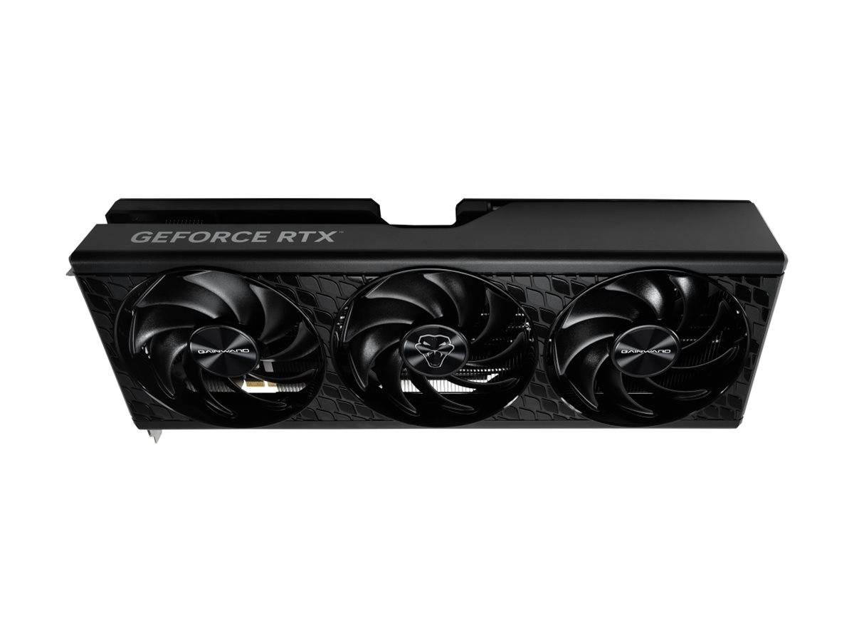 Schwarze GeForce RTX Grafikkarte mit drei Kühlventilatoren, frontal vor weißem Hintergrund dargestellt.