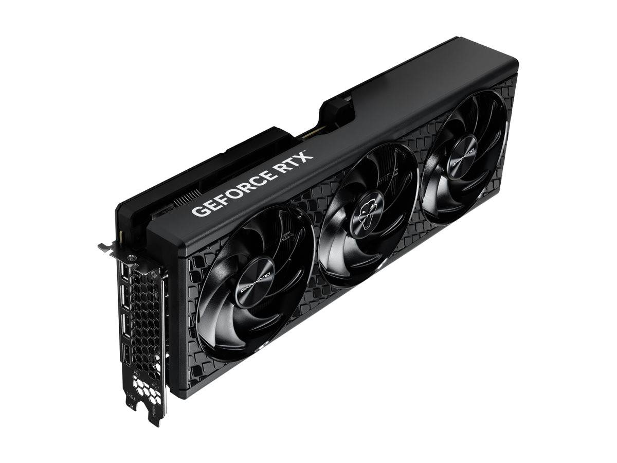 Schwarze NVIDIA GeForce RTX Grafikkarte mit drei Kühlventilatoren, gezeigt auf weißem Hintergrund.