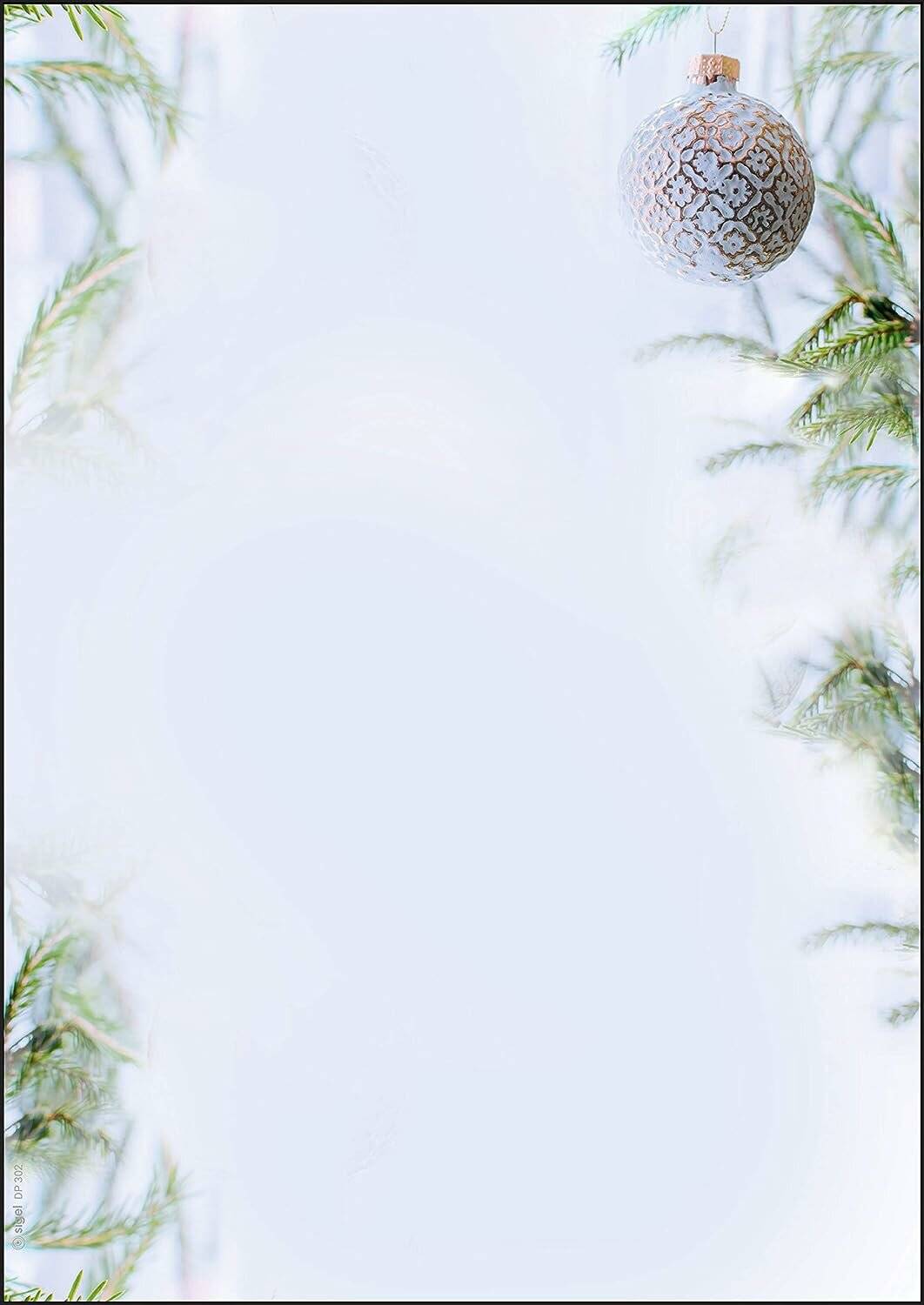Dekorativer Winterhintergrund mit weichem weißem Zentrum, grünen Kiefernzweigen an den Rändern und einem hängenden silbernen gemusterten Christbaumschmuck oben rechts.