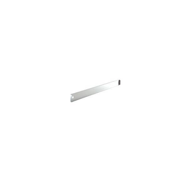 Ein langer, schmaler Silbermetallstab oder eine Schiene, diagonal auf einem schlichten weißen Hintergrund dargestellt.