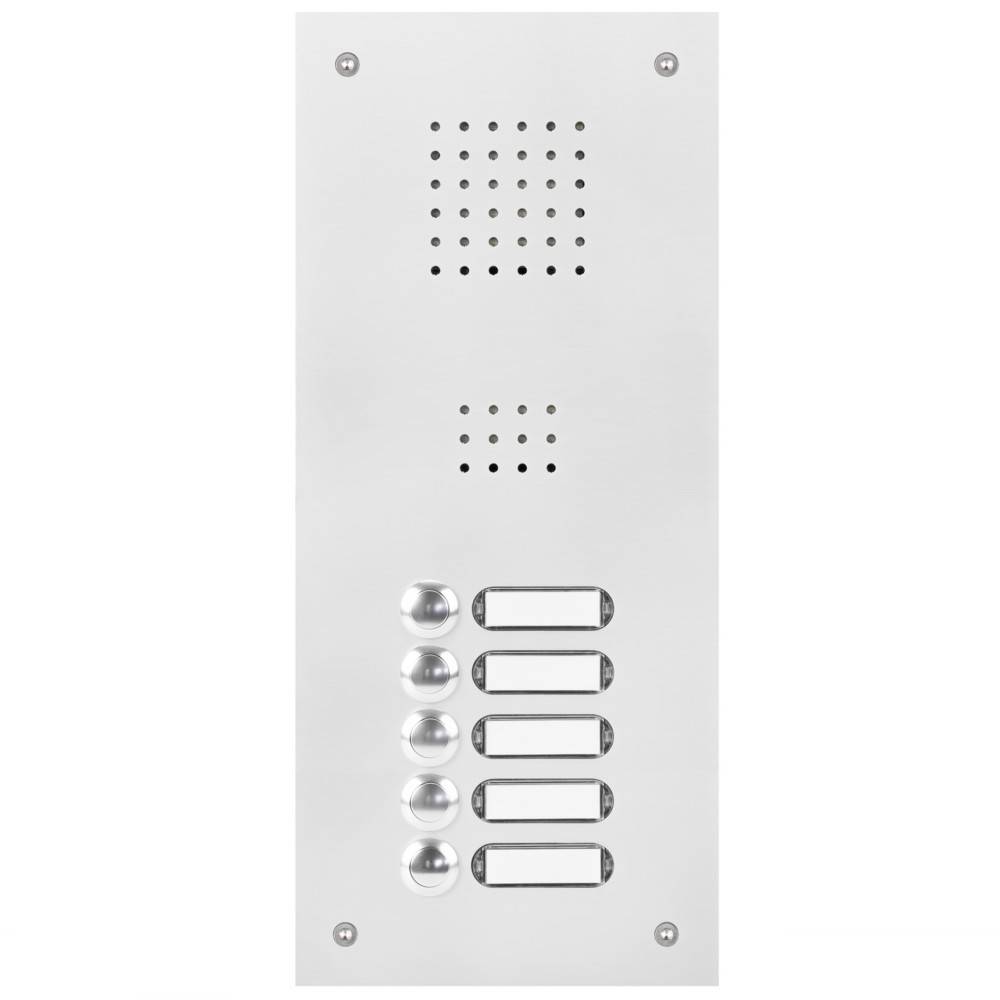 Edelstahl-Sprechanlage mit Sprecherlöchern und fünf Drucktasten, vertikal an einer Wand montiert.