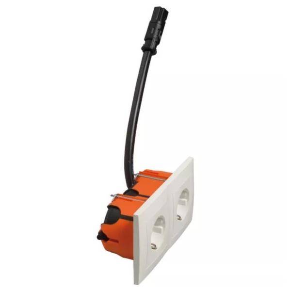 Europäische Wandsteckdose im einzelnen Format mit orangefarbigem Elektrokasten und schwarzem Kabel an weißem Hintergrund.