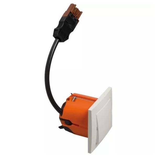 Orangefarbige Unterputz-Steckdosendose mit schwarzem Kabel und Stecker, angebracht an einer weißen Wandplatte auf neutralem Hintergrund.
