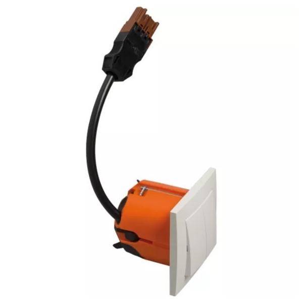 Orange-Wandeinbau-Elektroschaltermodul mit weißem Frontblech und angebrachtem schwarzem Kabelstecker auf weißem Hintergrund
