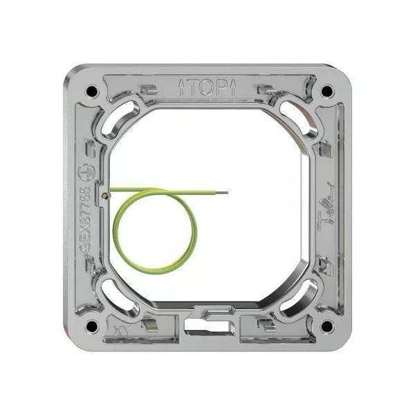 Transparenter elektrischer Wandmontagerahmen oder Montageplatten mit einer grünen Erdungsleitung, die durch die Mitte geschleift ist, dargestellt auf weißem Hintergrund.