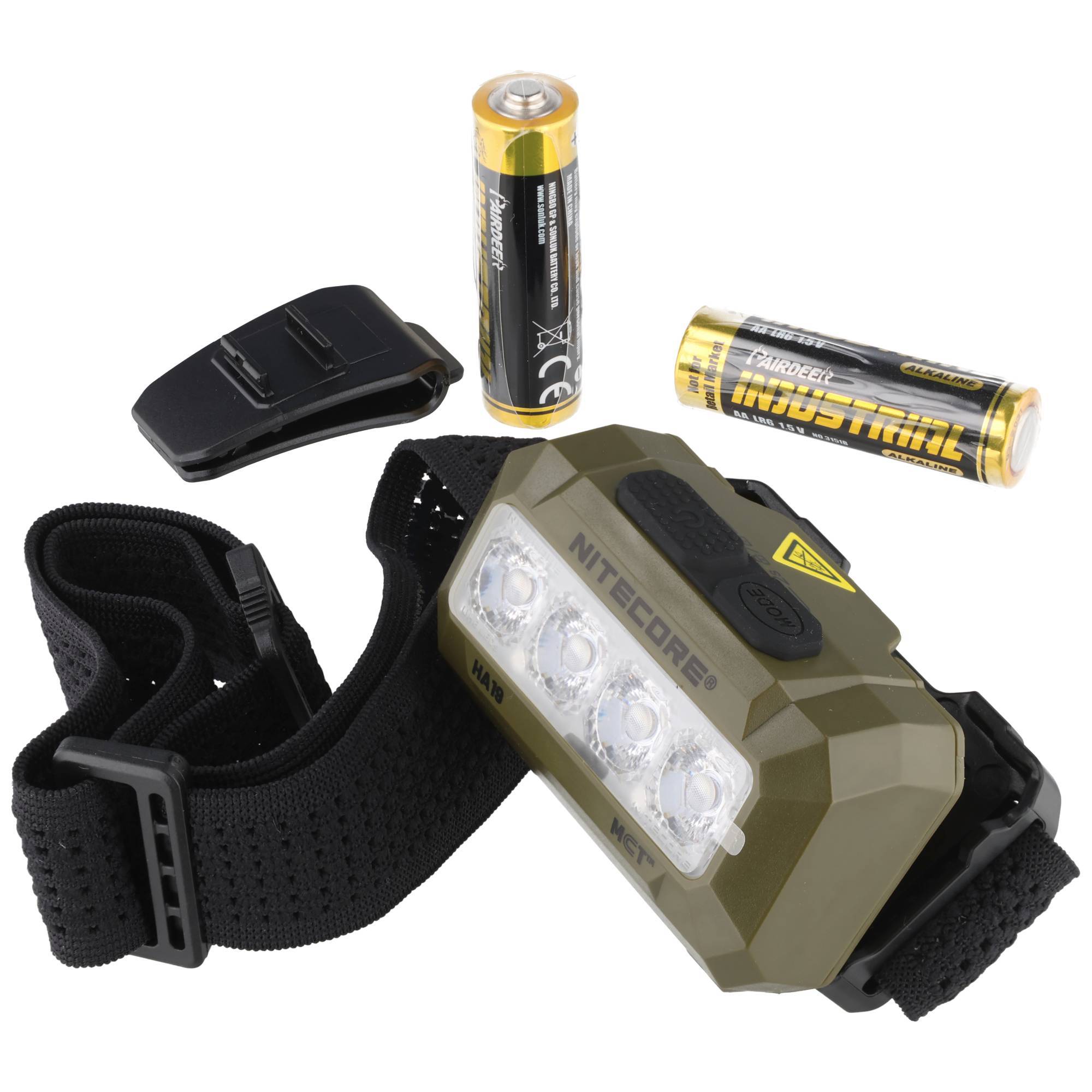 Tarnung-Nitecore-Stirnlampe mit elastischem Riemen, Clip und zwei AA-Batterien vor weißem Hintergrund dargestellt.
