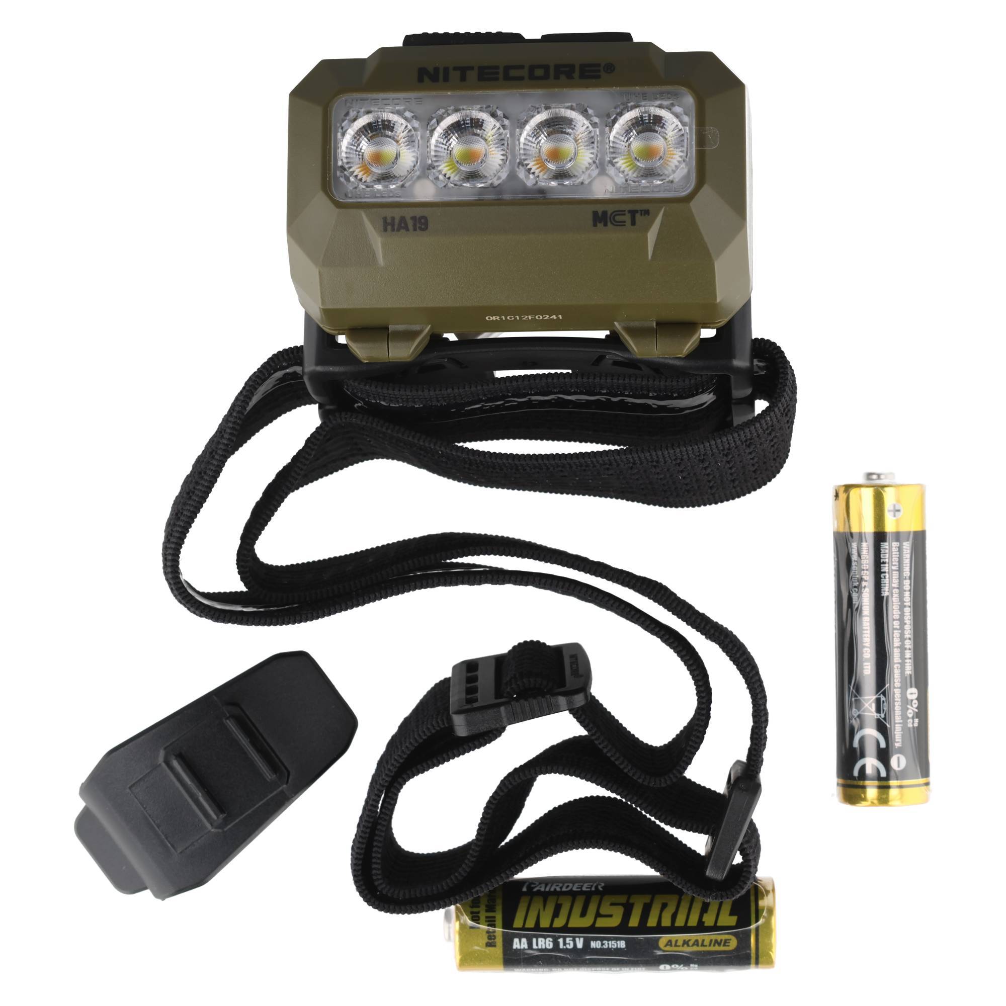 NITECORE Stirnlampen-Set mit verstellbarem Gurt, Batterie, Ladegerät und Ersatzbatterie auf weißem Hintergrund.