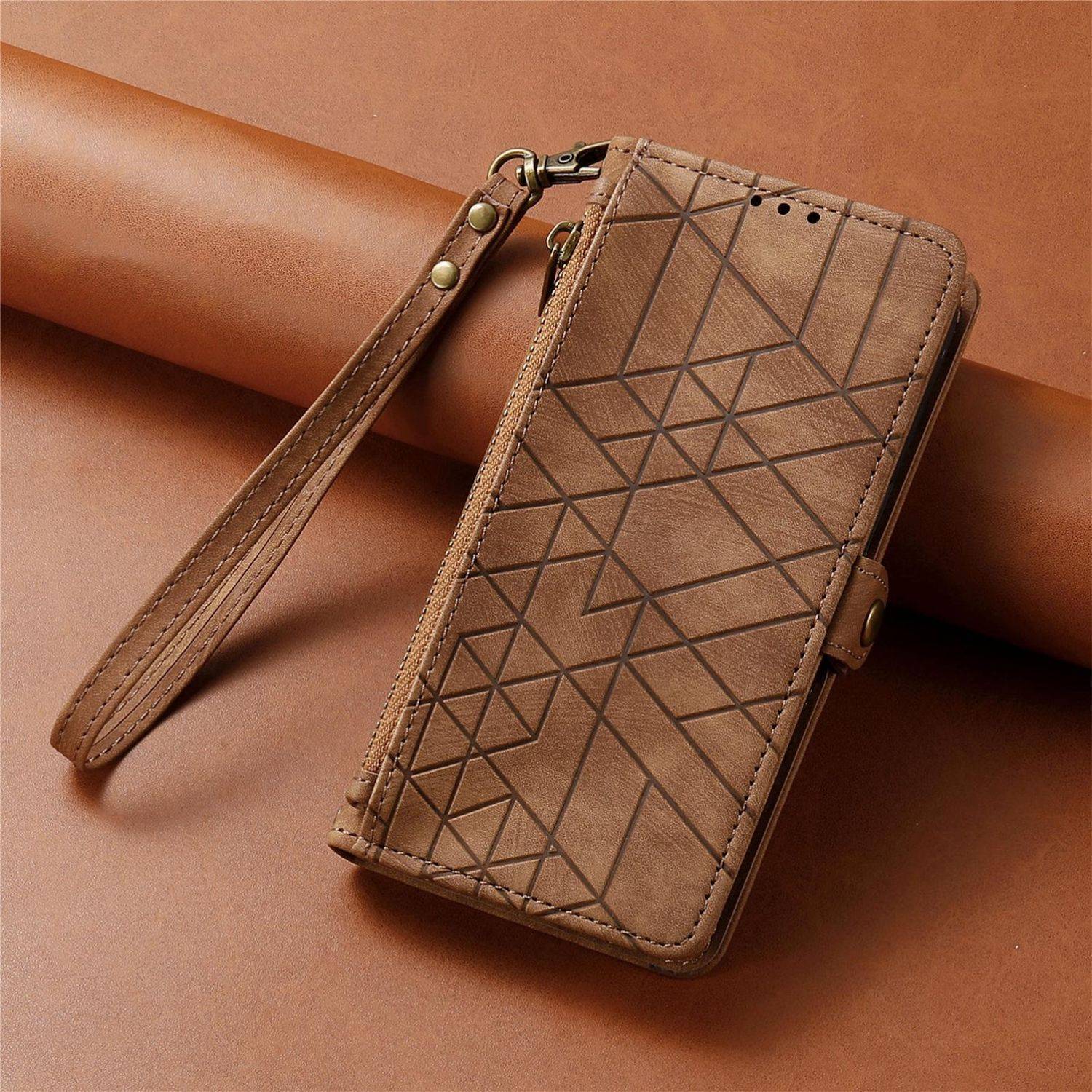 Braune Handytasche mit geometrischem Muster und Handgelenksriemen auf beigem Hintergrund.