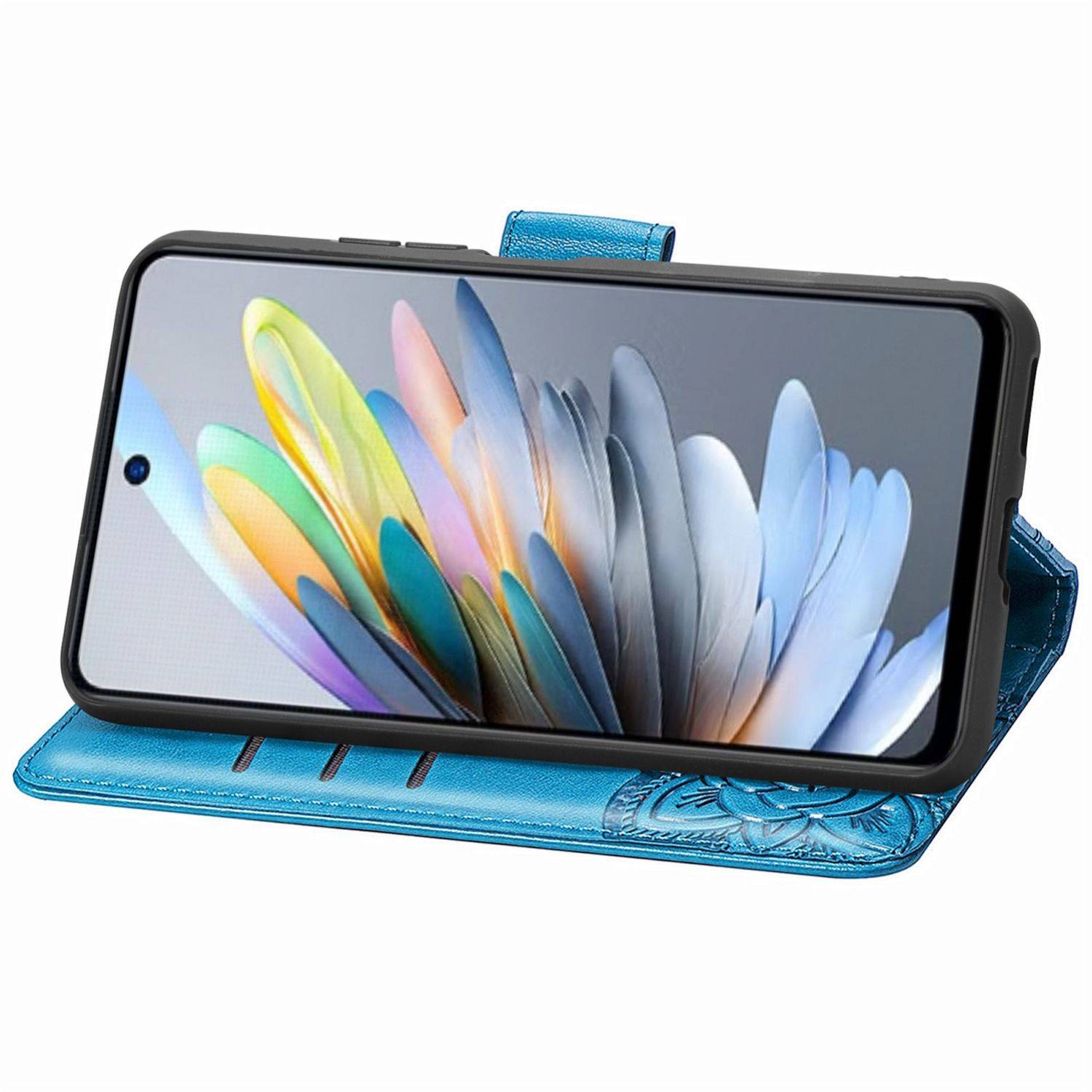 Smartphone in einem blauen Foliohülle gezeigt offen auf weißem Hintergrund, auf dem ein buntes abstraktes federnähnliches Hintergrundbild angezeigt wird.