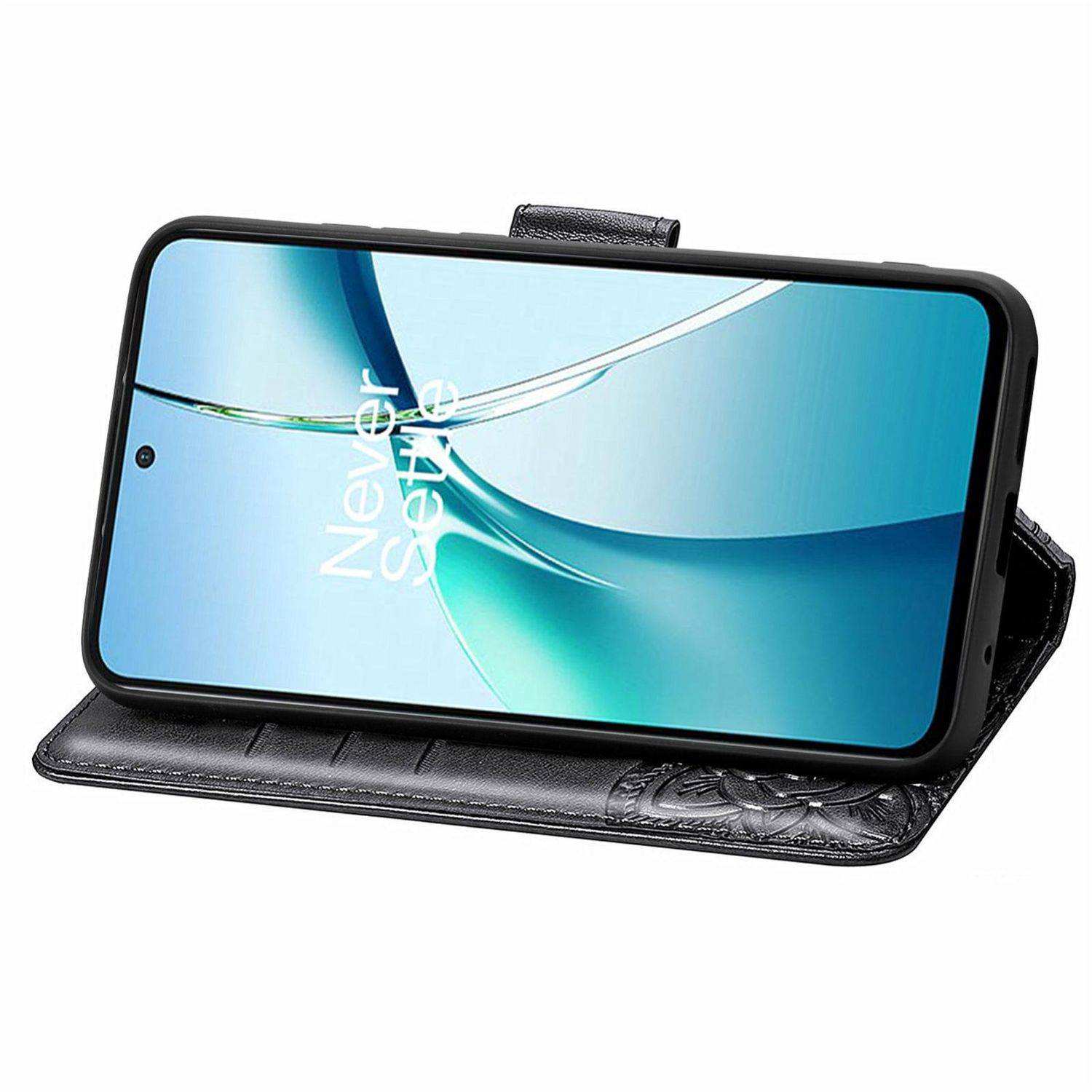 Smartphone in schwarzem Folio-Etui, aufgeklappt und seitlich auf weißem Hintergrund liegend.