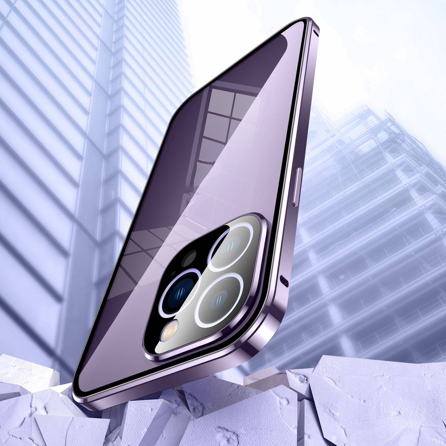 Ein violettes Smartphone mit dreifacher Rückkamera schwebt über gebrochenen weißen Blöcken vor einem unscharfen Stadthorizont.