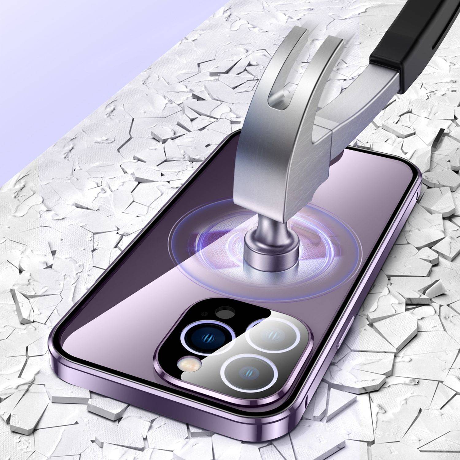 Ein Krallenhammer schlägt auf einen lila Smartphone-Bildschirm und beschädigt ihn auf einer zerbrochenen Oberfläche.