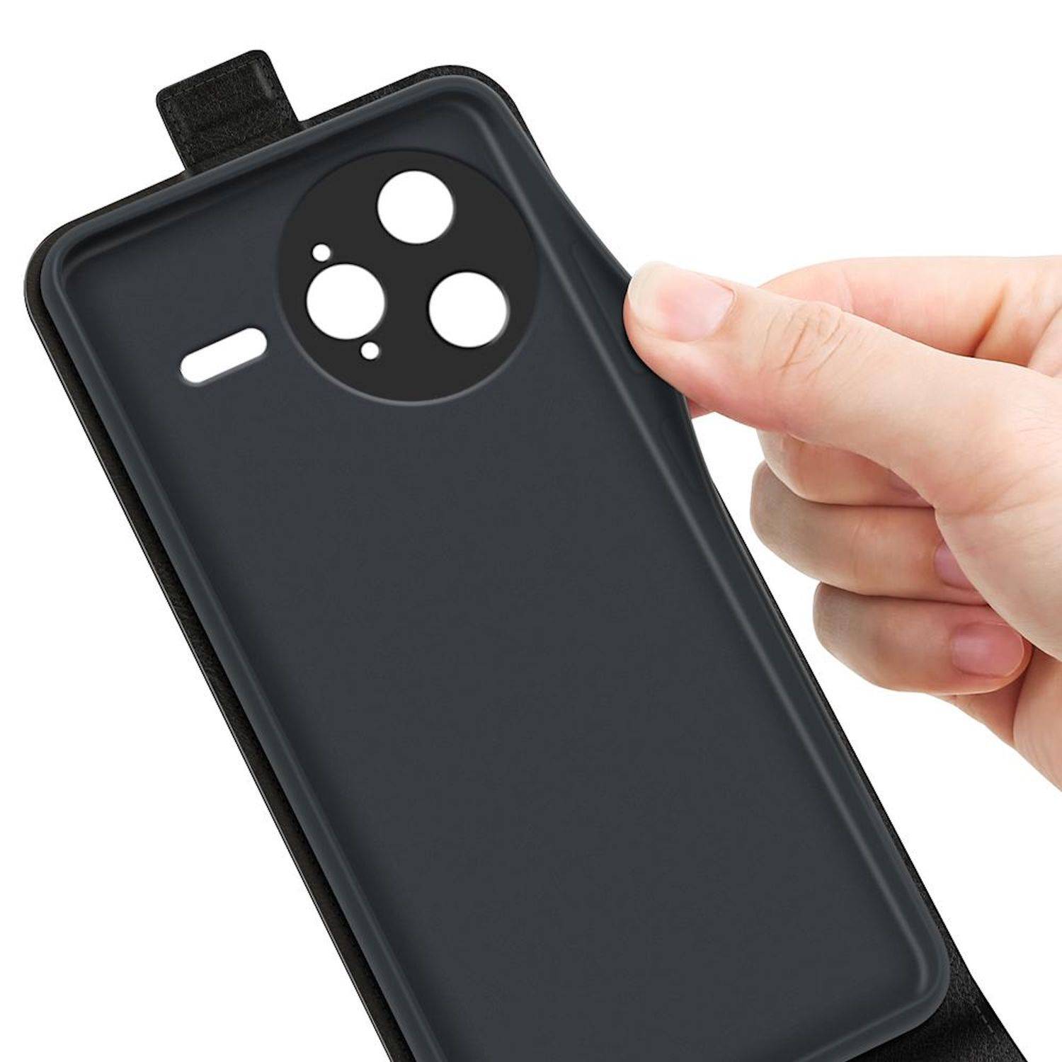 Hand, die ein schwarzes Smartphone-Hülle mit einer kreisförmigen Multi-Linsen-Kameraaussparung und einer Seitentastenöffnung auf weißem Hintergrund hält.