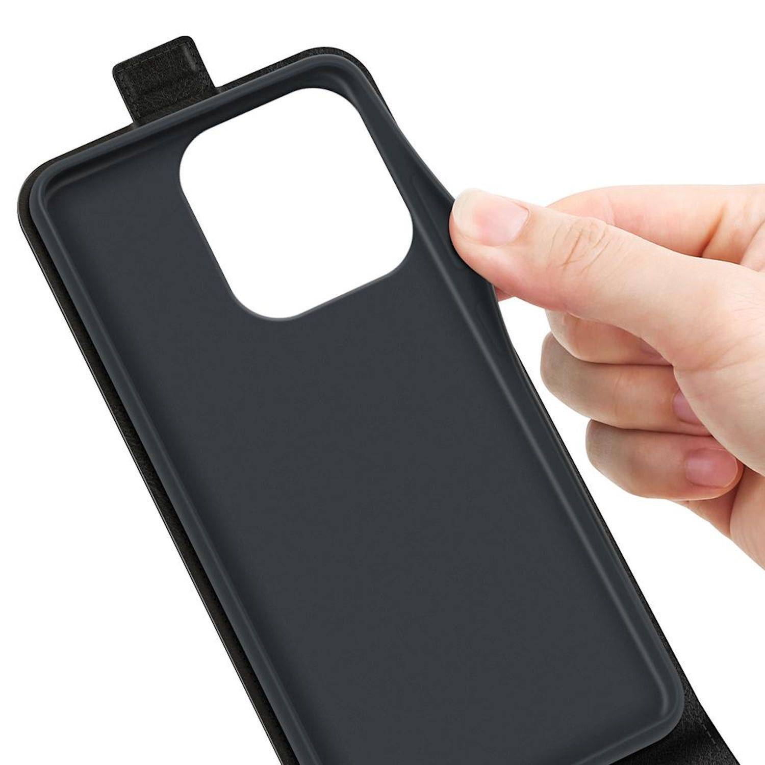 Hand, die ein schwarzes Smartphone-Case mit einem großen quadratischen Kamera-Ausschnitt und erhobener Kante hält, auf weißem Hintergrund.