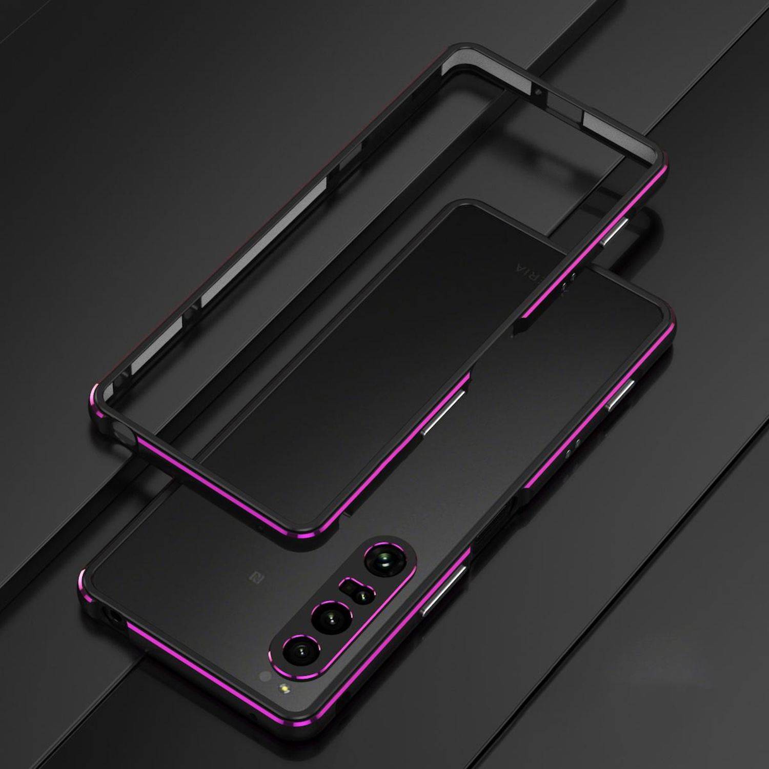 Schwarzes Smartphone mit neonrosa leuchtender Kante, frontal und rückseitig in einer schlanken geneigten Produktdarstellung gezeigt.