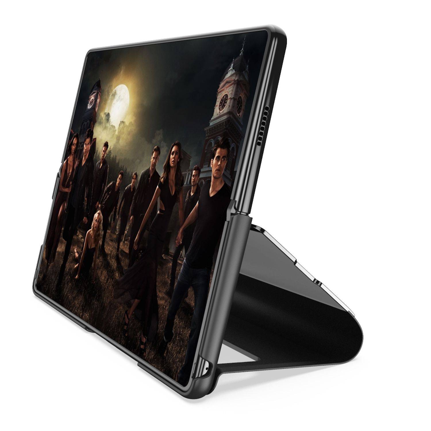 Ein Tablet in einem Klapptui steht aufgestellt in Querformat und zeigt eine dunkle Gruppenszene mit Vollmond und Uhrenturm.