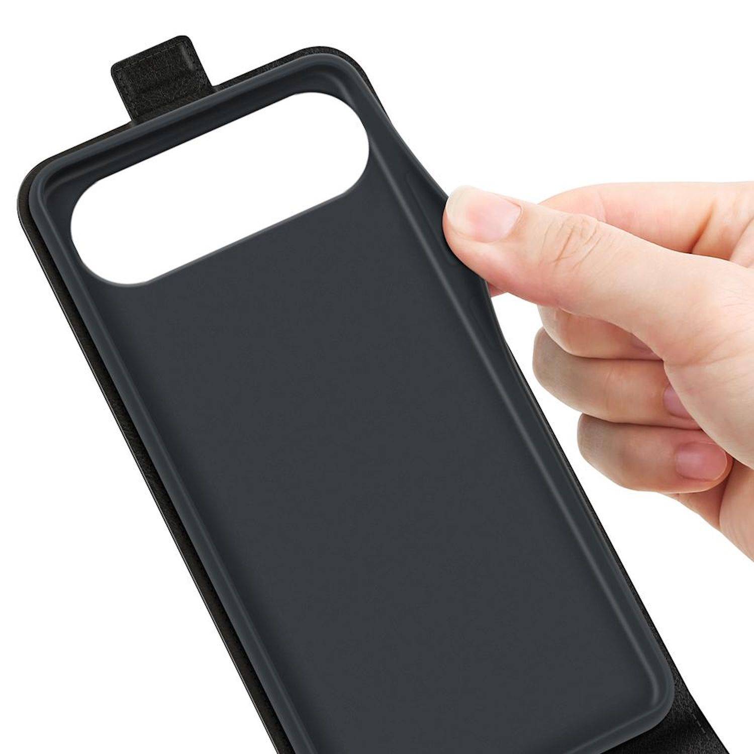 Hand hält ein schwarzes Smartphone-Case mit offenem Kameraausschnitt und Lasche auf weißem Hintergrund.