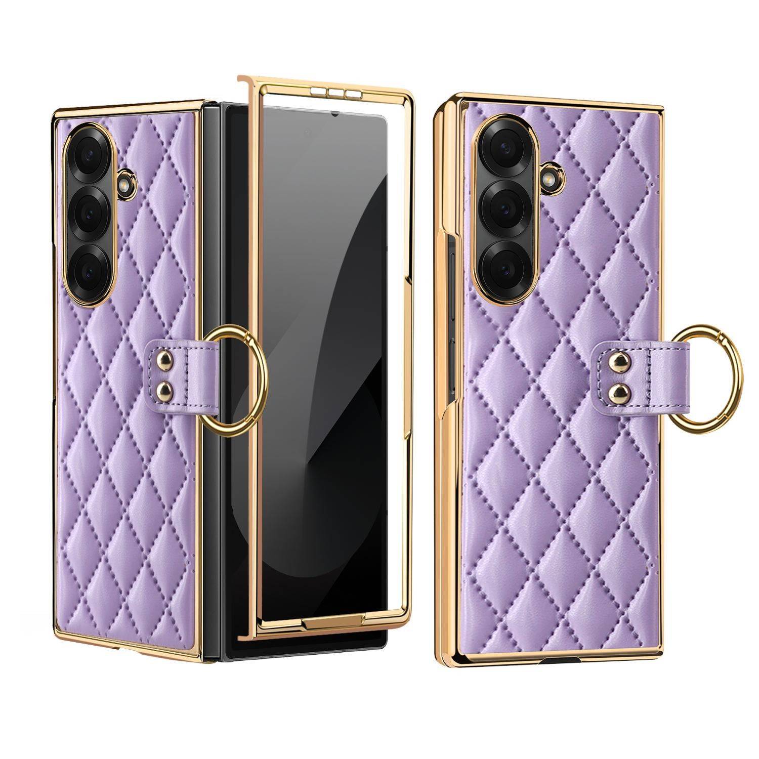 Zwei violette gesteppte Handyhüllen mit Goldverzierung und Ringhaltern, geöffnet und geschlossen um ein Smartphone herum dargestellt.