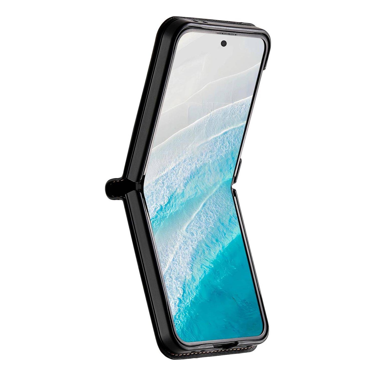 Ein zusammengeklapptes schwarzes faltbares Smartphone, das in einem Winkel geöffnet auf weißem Hintergrund angezeigt wird und ein blaues, ozeanähnliches Hintergrundbild zeigt.