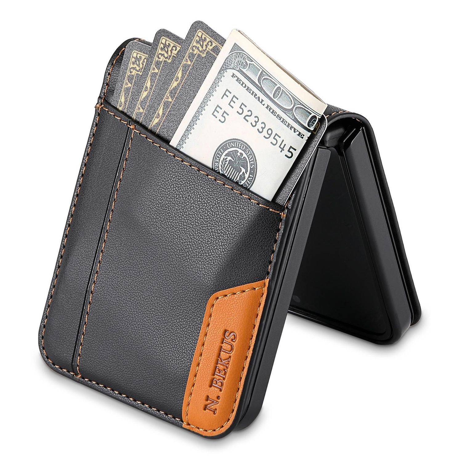 Schwarze Lederbrieftasche mit Doppelfalz und orange kontrastierender Tasche, die mehrere Kreditkarten und einen US-Fünf-Dollar-Schein enthält.