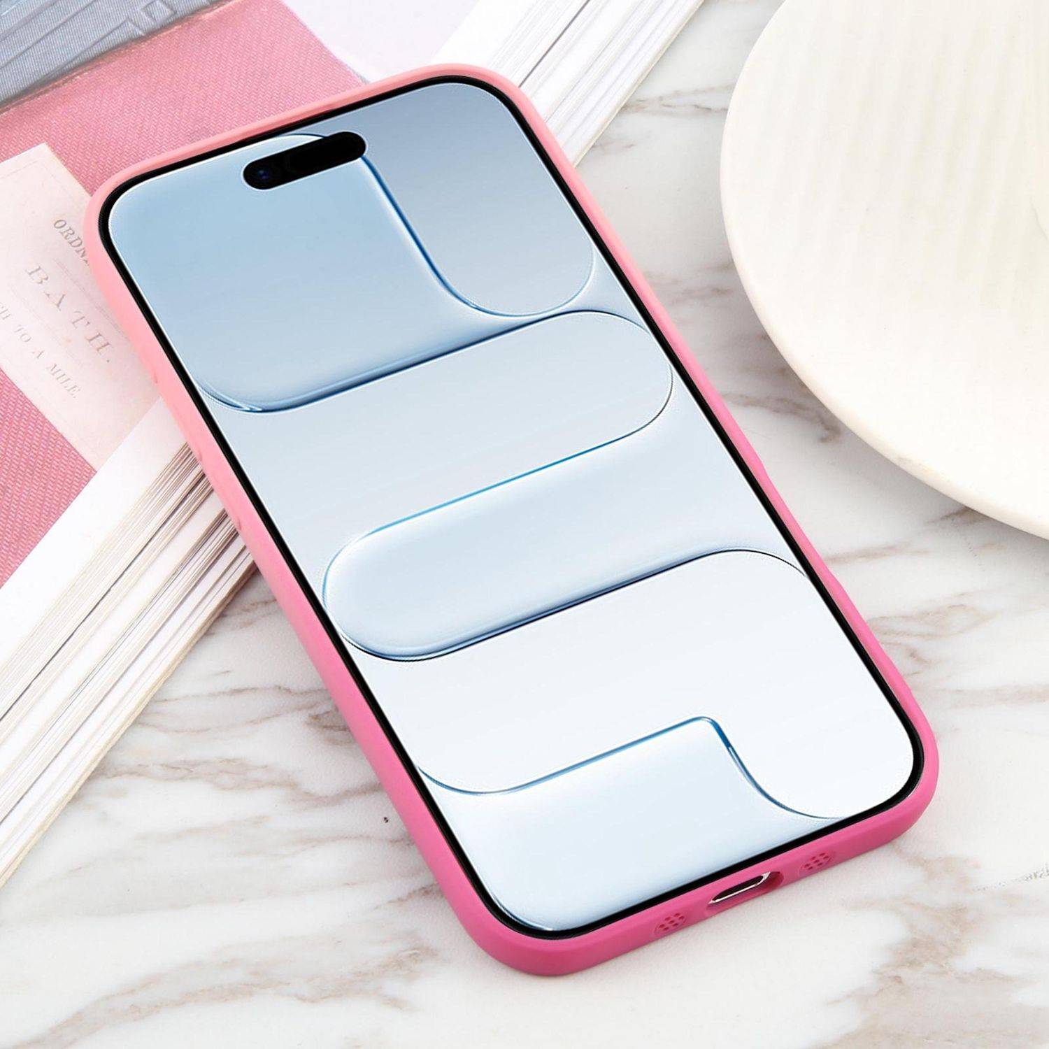 Rosa Smartphone-Hülle mit erhabenenem, mehrschichtigem geometrischem Design auf einem Telefon, das auf einer Marmoroberfläche neben einem Buch und einer Schale liegt.