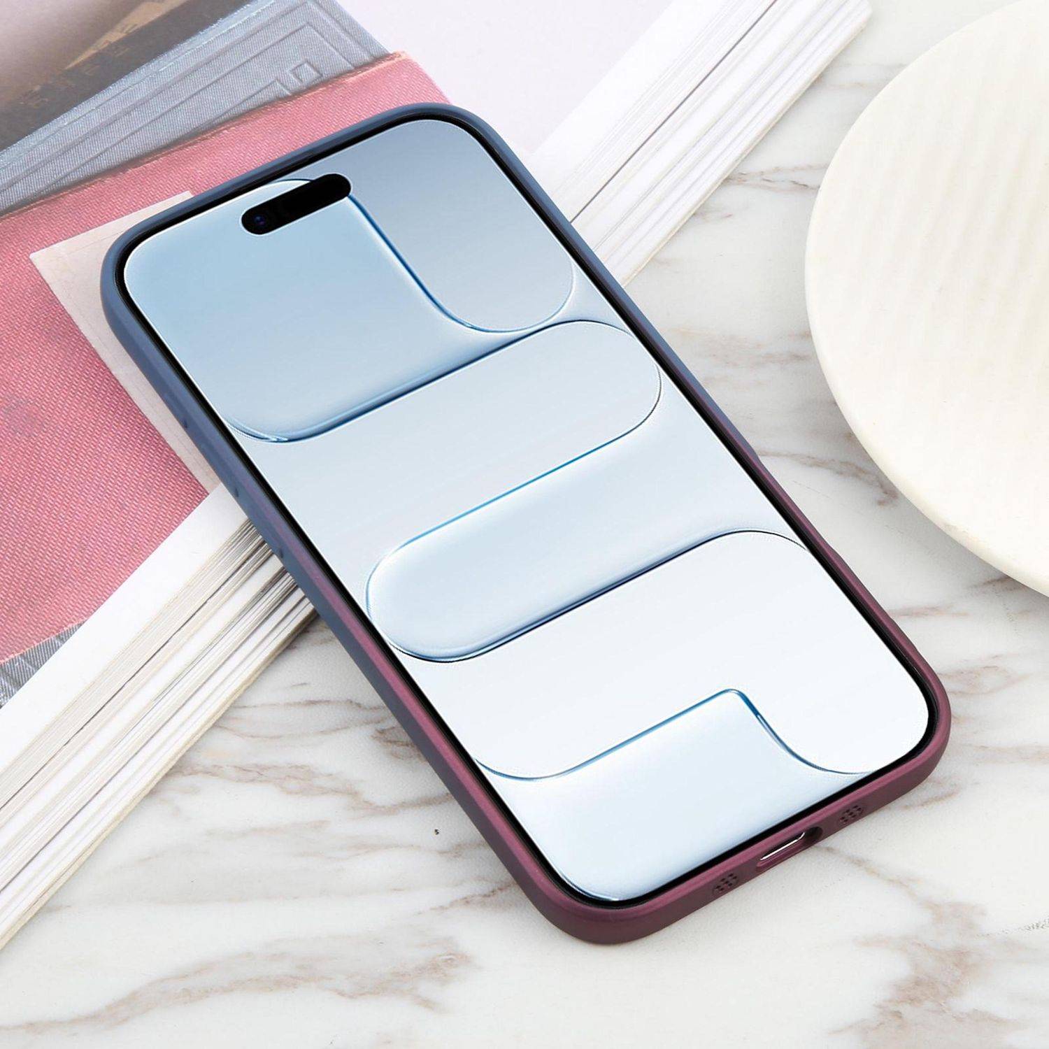 Smartphone mit einer pastellfarbenen abstrakten Tapete, das auf einer MarmorOberfläche neben gestapelten Büchern und einer weißen Lampe liegt.